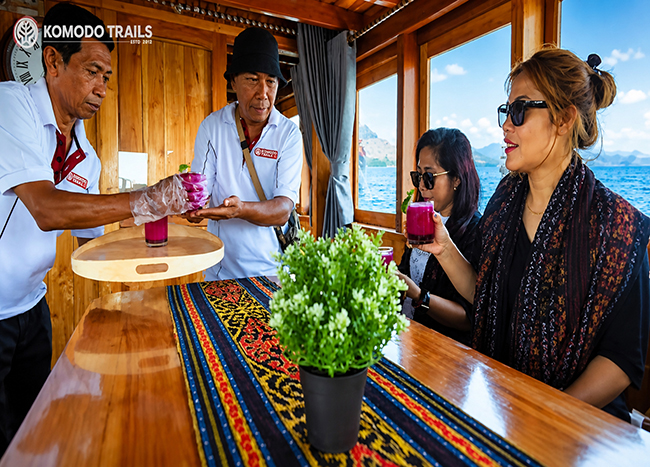 komodo tour boat