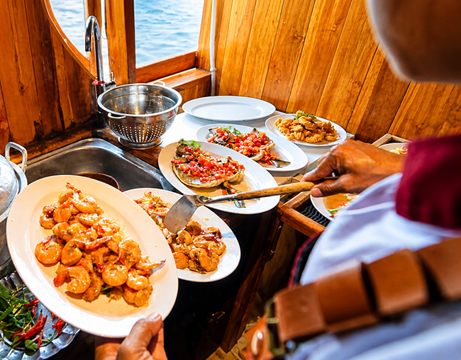 komodo tour boat