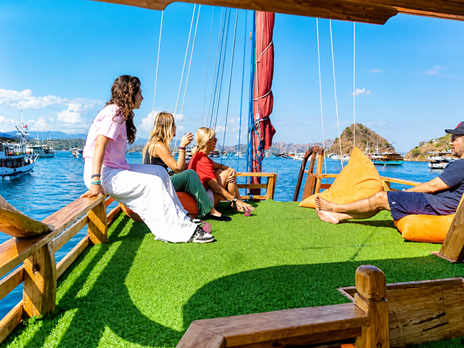 komodo tour boat