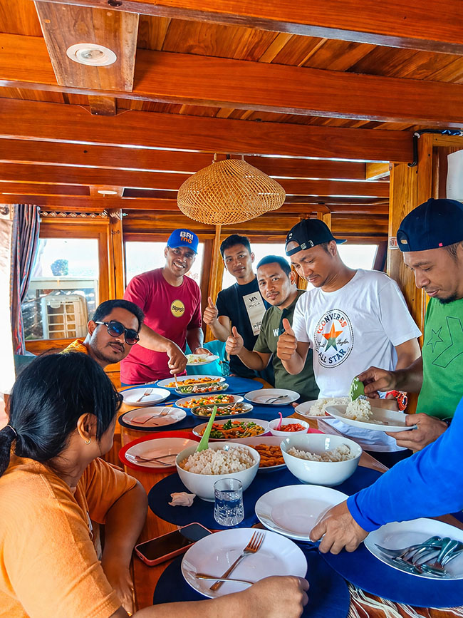 komodo tour boat