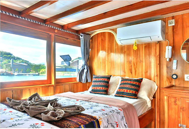 komodo tour boat